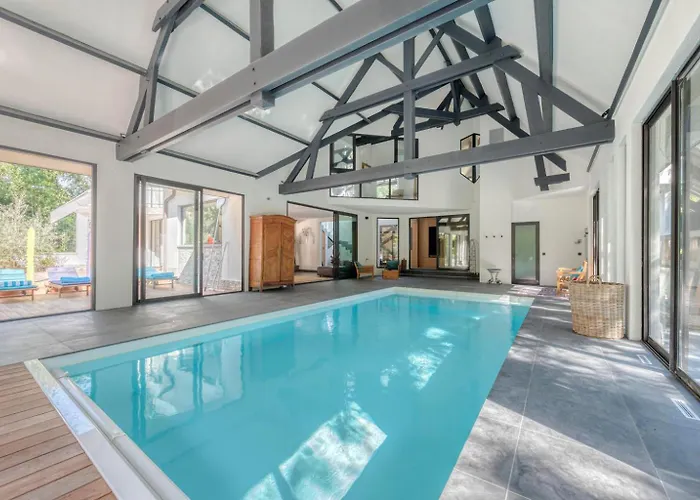 Villa D'architecte Avec Piscine Proche Paris *
